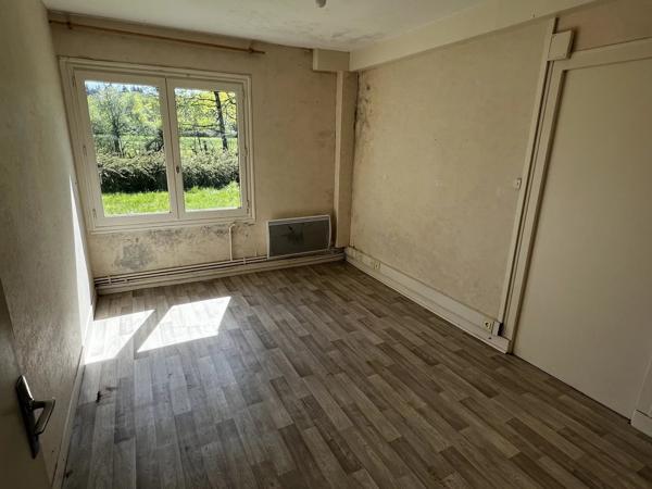 Appartements et complexe commercial dans un village primé