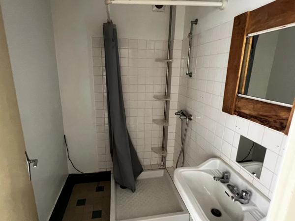 Appartements et complexe commercial dans un village primé