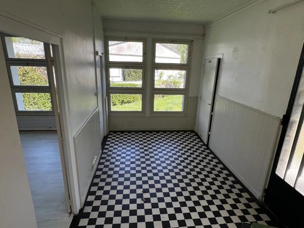 Appartements et complexe commercial dans un village primé