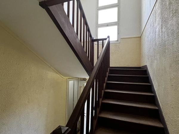 Appartements et complexe commercial dans un village primé