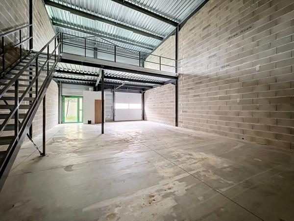 Location Local commercial 154 m2 à Saint-Quentin-Fallavier
