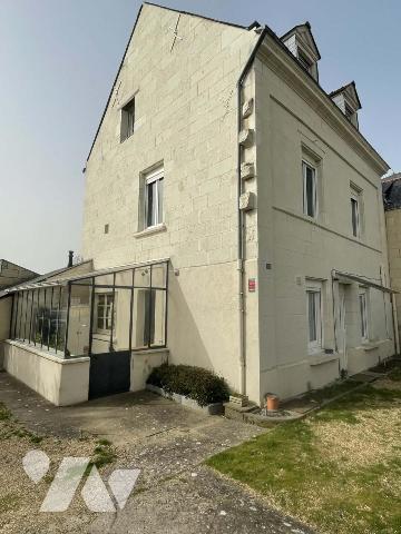 Maison ancienne rénovée, dépendances et jardin clos