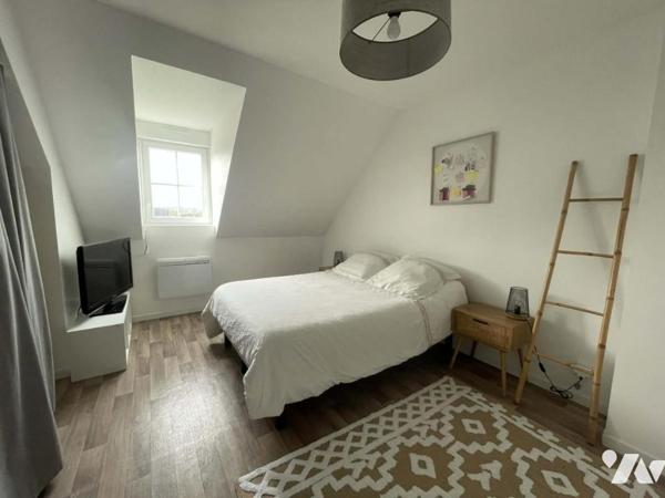 Maison ancienne rénovée, dépendances et jardin clos