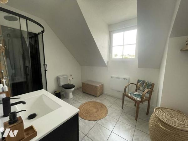 Maison ancienne rénovée, dépendances et jardin clos