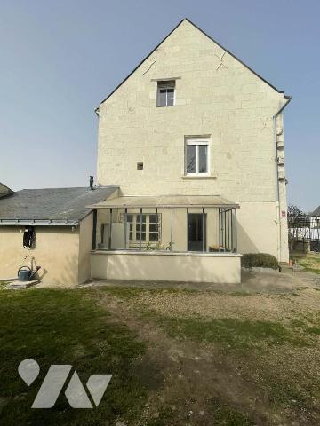 Maison ancienne rénovée, dépendances et jardin clos