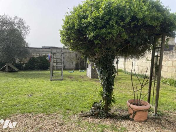 Maison ancienne rénovée, dépendances et jardin clos