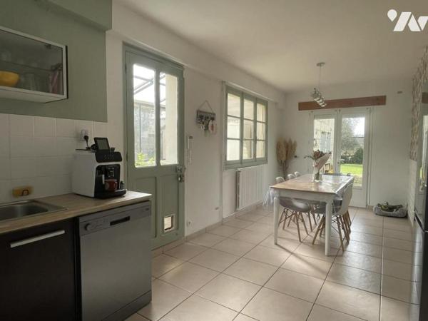 Maison ancienne rénovée, dépendances et jardin clos