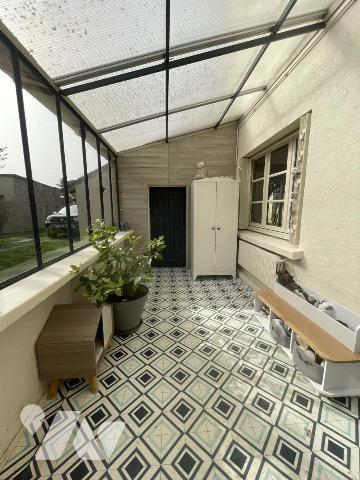 Maison ancienne rénovée, dépendances et jardin clos