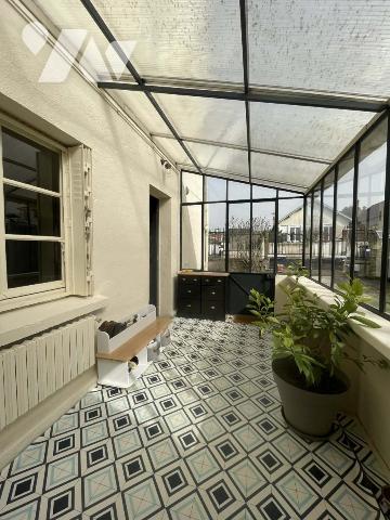 Maison ancienne rénovée, dépendances et jardin clos