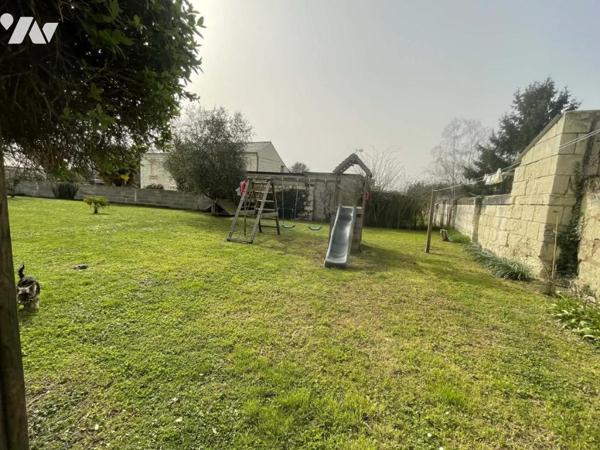 Maison ancienne rénovée, dépendances et jardin clos