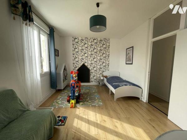 Maison ancienne rénovée, dépendances et jardin clos