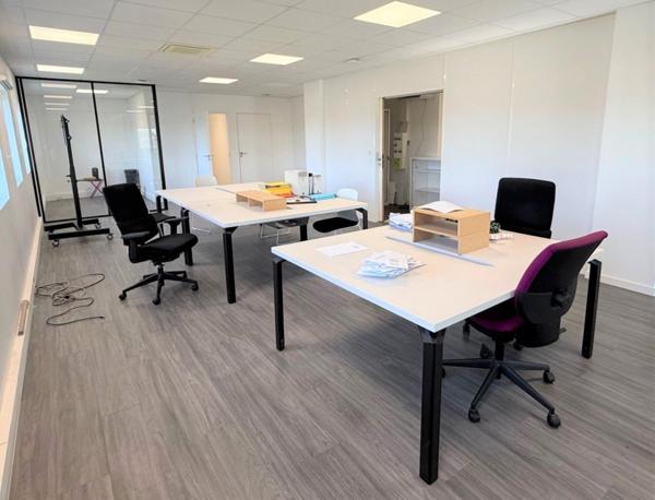 260 m² de bureaux climatisés et fonctionnel sur 2 étages. Disponible immédiatement