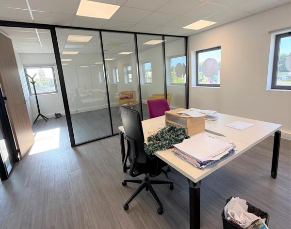 260 m² de bureaux climatisés et fonctionnel sur 2 étages. Disponible immédiatement