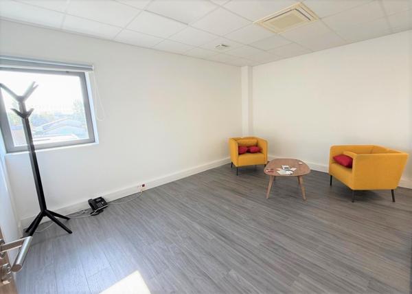 260 m² de bureaux climatisés et fonctionnel sur 2 étages. Disponible immédiatement