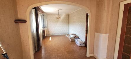 Maison traditionnelle avec garage et terrain 1085m2