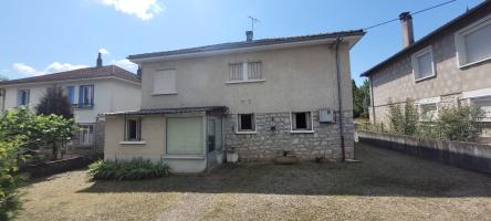 Maison traditionnelle avec garage et terrain 1085m2