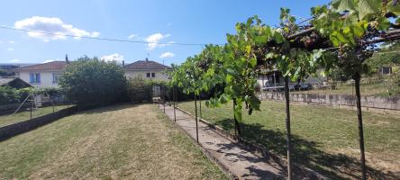 Maison traditionnelle avec garage et terrain 1085m2