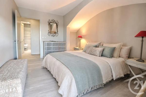 Maison à vendre  7 pièces - 196 m 2   ST RAPHAEL  - 83