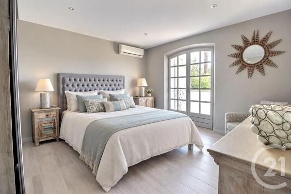 Maison à vendre  7 pièces - 196 m 2   ST RAPHAEL  - 83