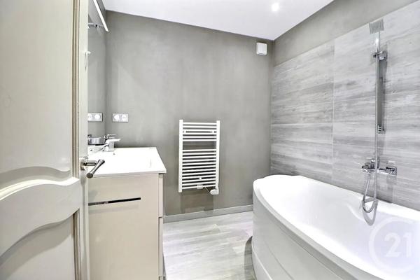 Maison à vendre  7 pièces - 196 m 2   ST RAPHAEL  - 83