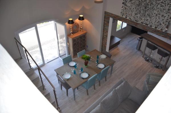 Maison à vendre  7 pièces - 196 m 2   ST RAPHAEL  - 83