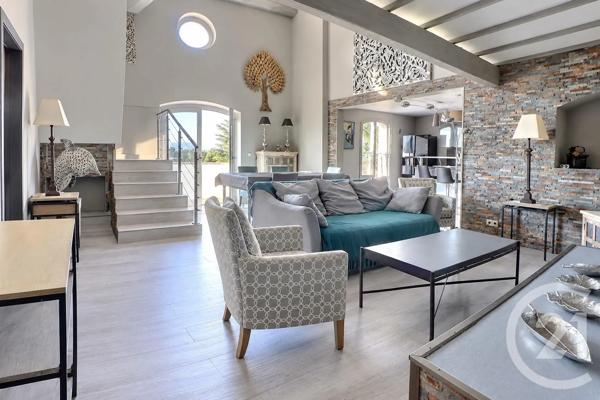 Maison à vendre  7 pièces - 196 m 2   ST RAPHAEL  - 83