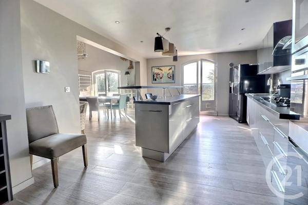 Maison à vendre  7 pièces - 196 m 2   ST RAPHAEL  - 83