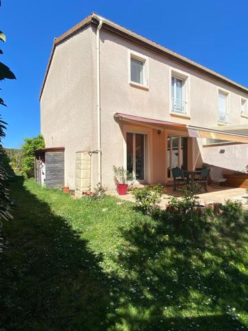 VILLEFRANCHE Maison mitoyenne par un côté de 80m2 hab. plus garage, 3 chambres à l'étage et un jardin de 291m2