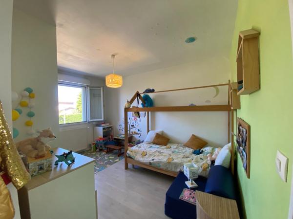 VILLEFRANCHE Maison mitoyenne par un côté de 80m2 hab. plus garage, 3 chambres à l'étage et un jardin de 291m2