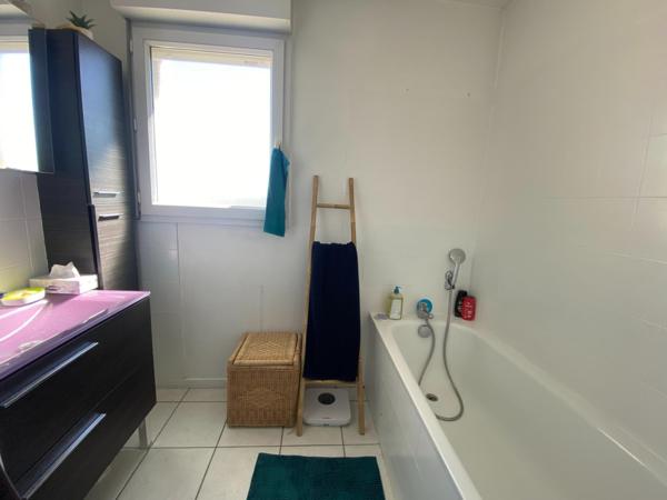 VILLEFRANCHE Maison mitoyenne par un côté de 80m2 hab. plus garage, 3 chambres à l'étage et un jardin de 291m2