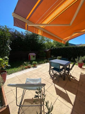 VILLEFRANCHE Maison mitoyenne par un côté de 80m2 hab. plus garage, 3 chambres à l'étage et un jardin de 291m2