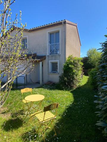 VILLEFRANCHE Maison mitoyenne par un côté de 80m2 hab. plus garage, 3 chambres à l'étage et un jardin de 291m2