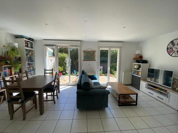 VILLEFRANCHE Maison mitoyenne par un côté de 80m2 hab. plus garage, 3 chambres à l'étage et un jardin de 291m2