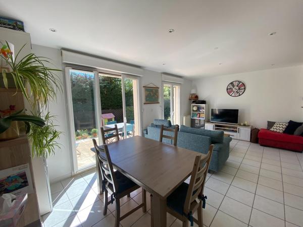 VILLEFRANCHE Maison mitoyenne par un côté de 80m2 hab. plus garage, 3 chambres à l'étage et un jardin de 291m2