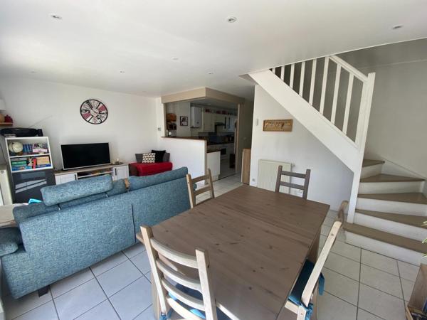 VILLEFRANCHE Maison mitoyenne par un côté de 80m2 hab. plus garage, 3 chambres à l'étage et un jardin de 291m2