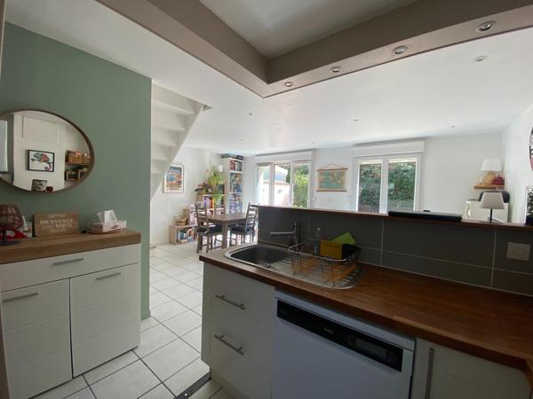 VILLEFRANCHE Maison mitoyenne par un côté de 80m2 hab. plus garage, 3 chambres à l'étage et un jardin de 291m2