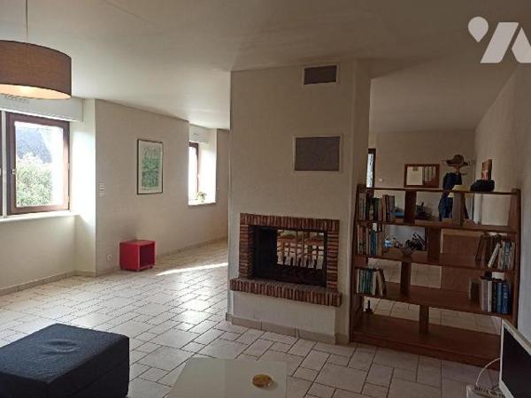 Longère en pierres de 111m² habitables, orientée au sud comprenant :
Entrée sur séjour de 50m² ...