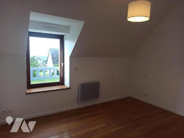 Longère en pierres de 111m² habitables, orientée au sud comprenant :
Entrée sur séjour de 50m² ...