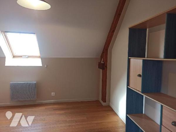 Longère en pierres de 111m² habitables, orientée au sud comprenant :
Entrée sur séjour de 50m² ...