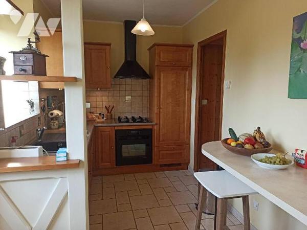 Longère en pierres de 111m² habitables, orientée au sud comprenant :
Entrée sur séjour de 50m² ...