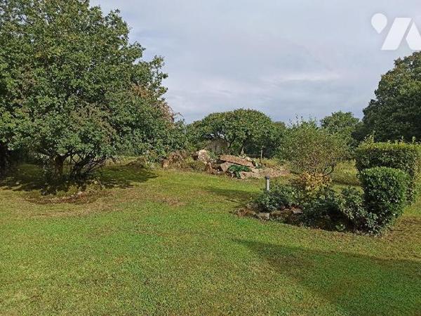 Longère en pierres de 111m² habitables, orientée au sud comprenant :
Entrée sur séjour de 50m² ...