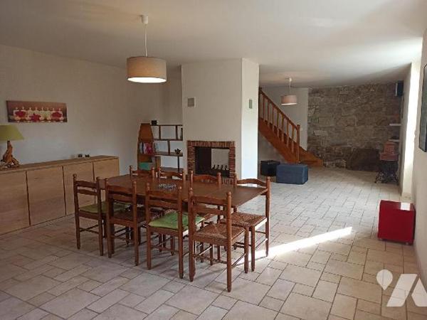 Longère en pierres de 111m² habitables, orientée au sud comprenant :
Entrée sur séjour de 50m² ...