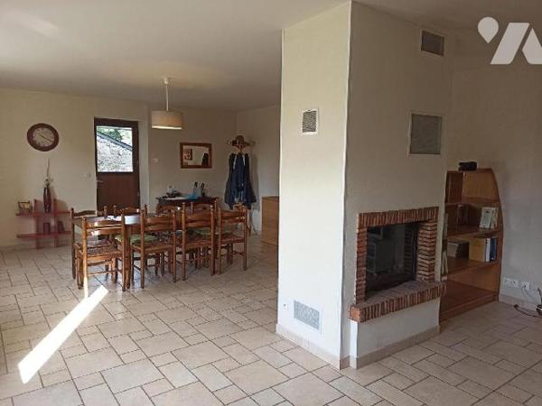 Longère en pierres de 111m² habitables, orientée au sud comprenant :
Entrée sur séjour de 50m² ...