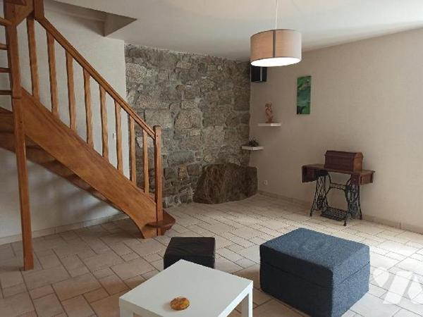 Longère en pierres de 111m² habitables, orientée au sud comprenant :
Entrée sur séjour de 50m² ...