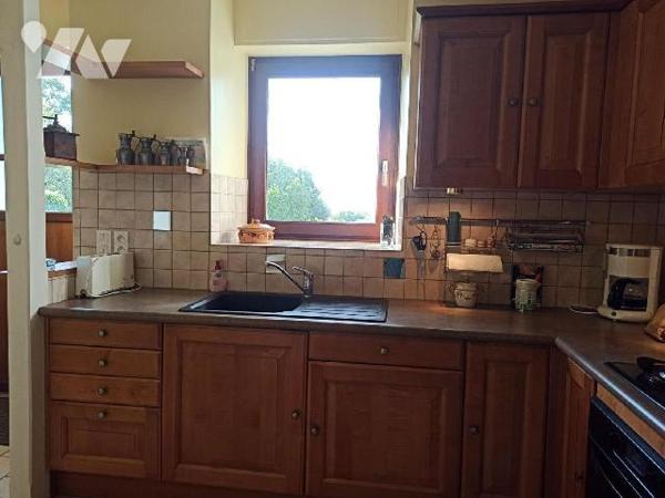 Longère en pierres de 111m² habitables, orientée au sud comprenant :
Entrée sur séjour de 50m² ...