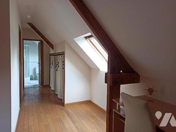 Longère en pierres de 111m² habitables, orientée au sud comprenant :
Entrée sur séjour de 50m² ...