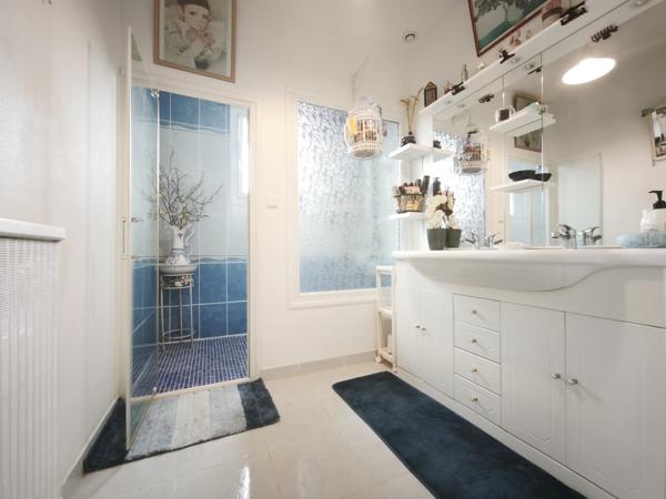 Maison T5 sur sous sol semi enterré