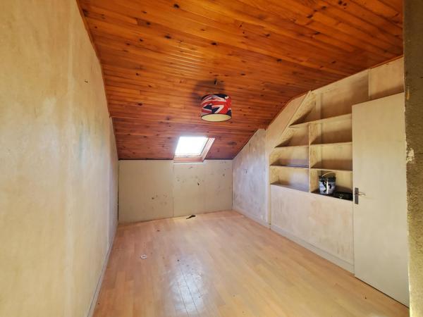 Ancienne ferme aménagé en 2 logements de plain-pied avec beaucous de dépendances, pas de voisins