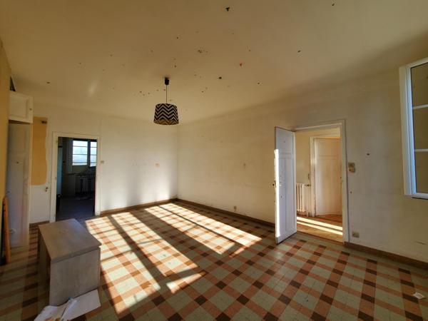 Ancienne ferme aménagé en 2 logements de plain-pied avec beaucous de dépendances, pas de voisins