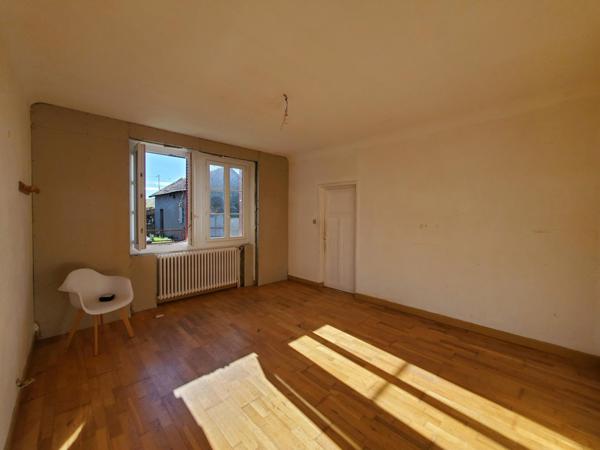 Ancienne ferme aménagé en 2 logements de plain-pied avec beaucous de dépendances, pas de voisins